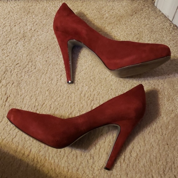 Red Suede platform pumps - Picture 6 of 8